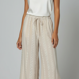 Calça pantalona creme com estampa vazada delicada e cintura com cordão