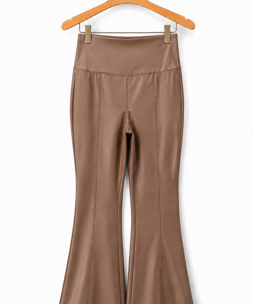 Calça flare caramelo plus, cintura alta, abertura na frente e na barra