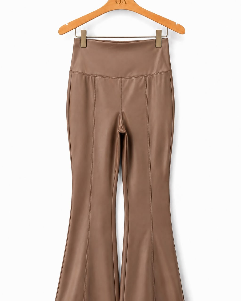 Calça flare caramelo plus, cintura alta, abertura na frente e na barra