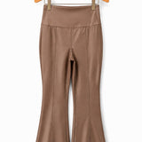 Calça flare caramelo plus, cintura alta, abertura na frente e na barra