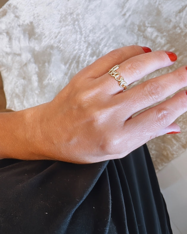 Anel dourado com detalhe em letras “Love”