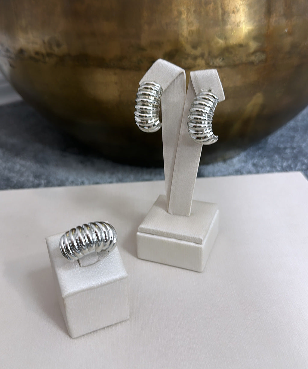 Brinco de argola prateado com textura ondulada