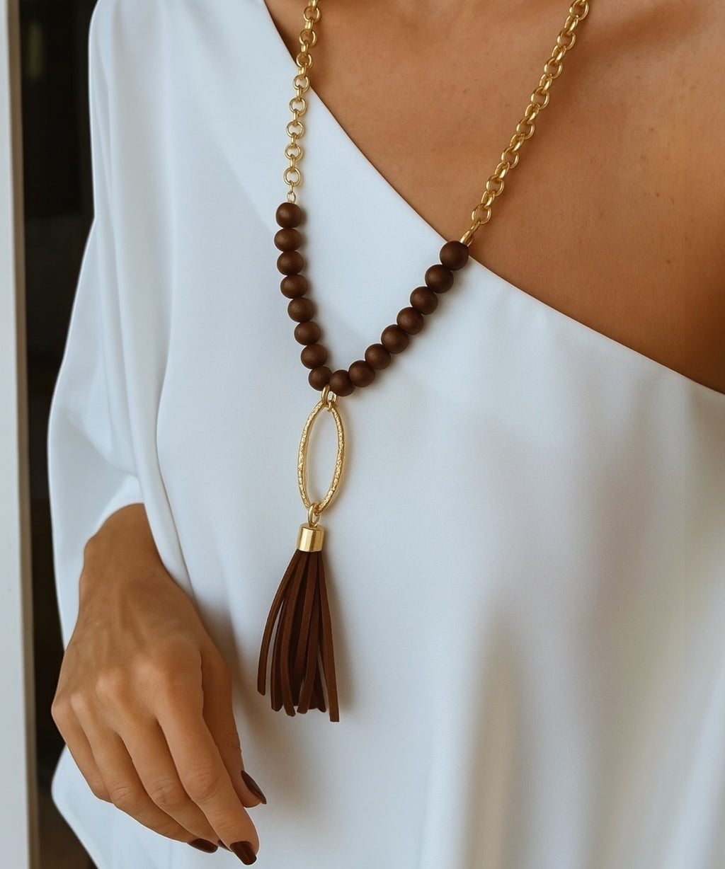 Colar boho com correntes douradas, contas marrons e pingente de franjas marrons