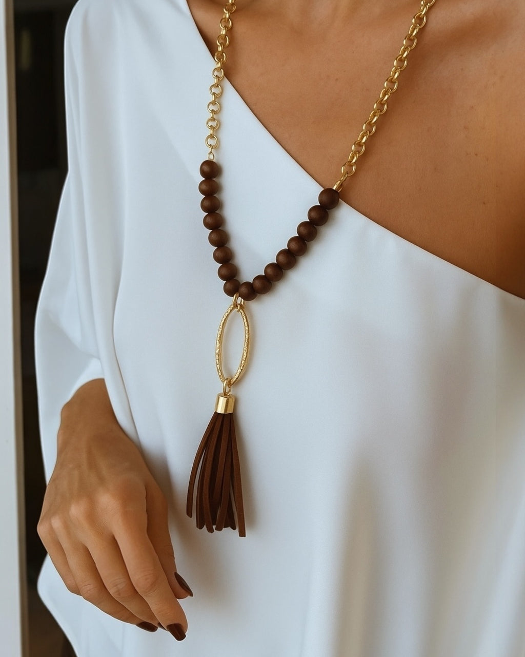 Colar boho com correntes douradas, contas marrons e pingente de franjas marrons