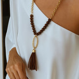 Colar boho com correntes douradas, contas marrons e pingente de franjas marrons