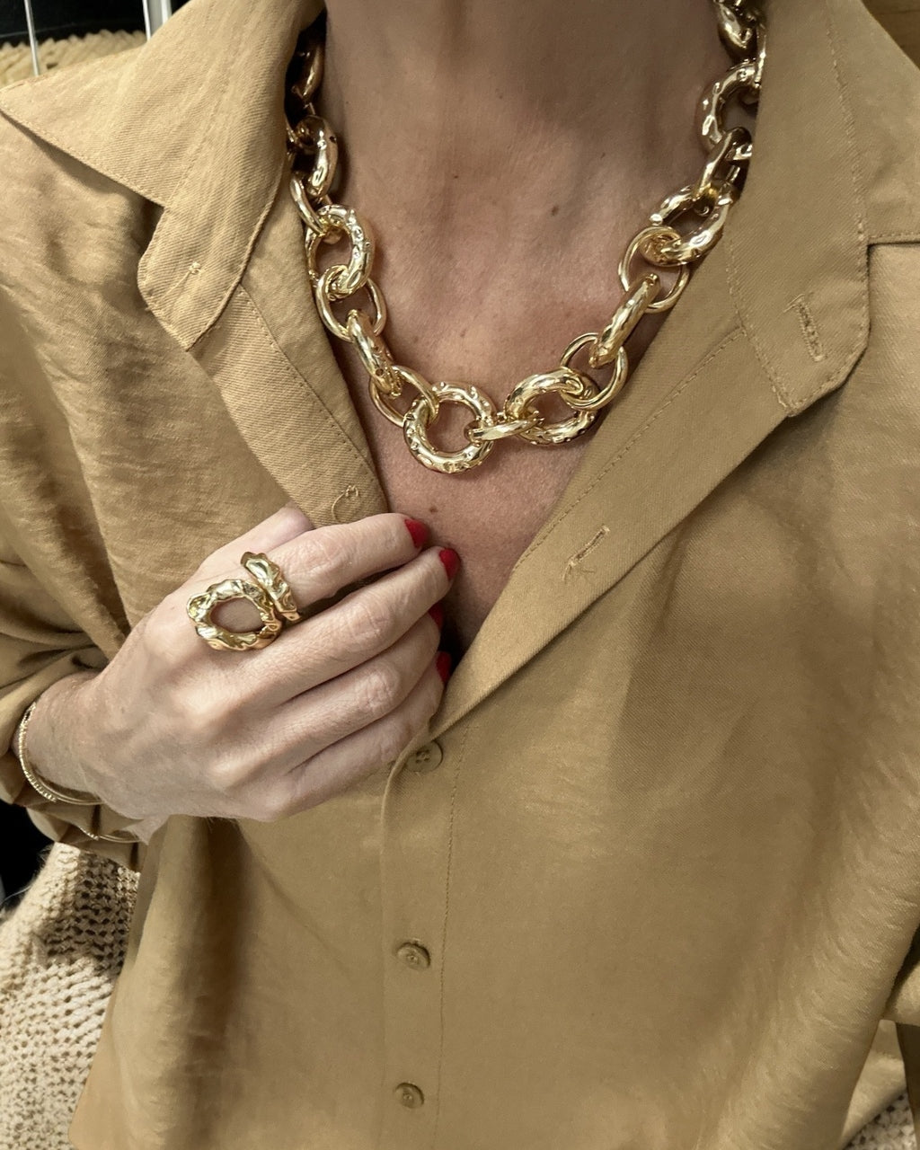 Colar Aurélia dourado em corrente com elos e fecho