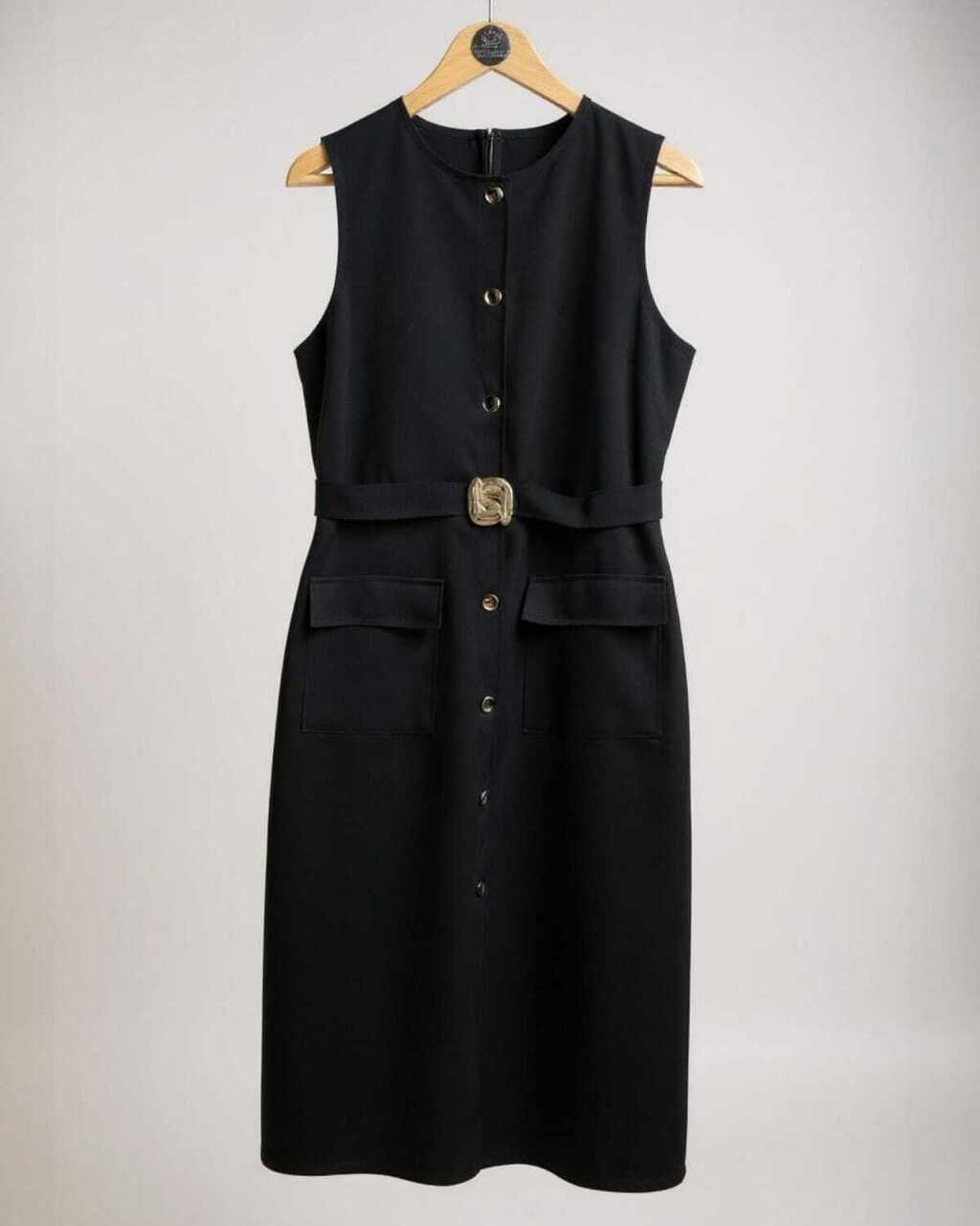 Vestido midi preto sem mangas com botões frontais e bolsos com recortes