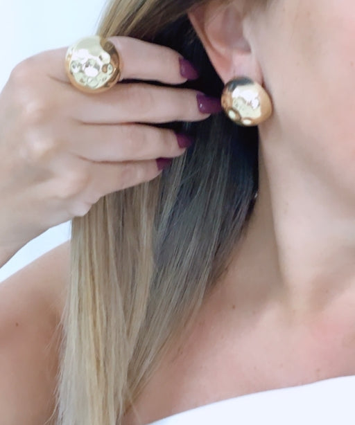 Brinco dourado redondo com detalhe floral e textura brilhante
