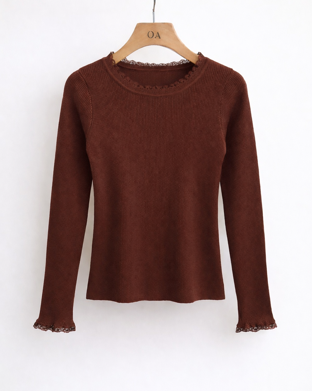 Blusa Amélia marrom: manga longa com punhos em renda e gola canelada