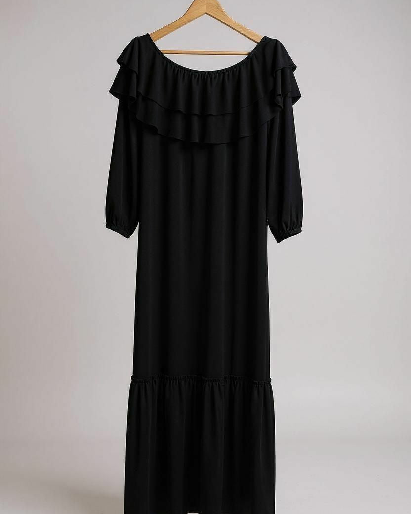 Vestido longo preto com decote ombro a ombro e babados, mangas longas e barra franzida