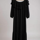 Vestido longo preto com decote ombro a ombro e babados, mangas longas e barra franzida