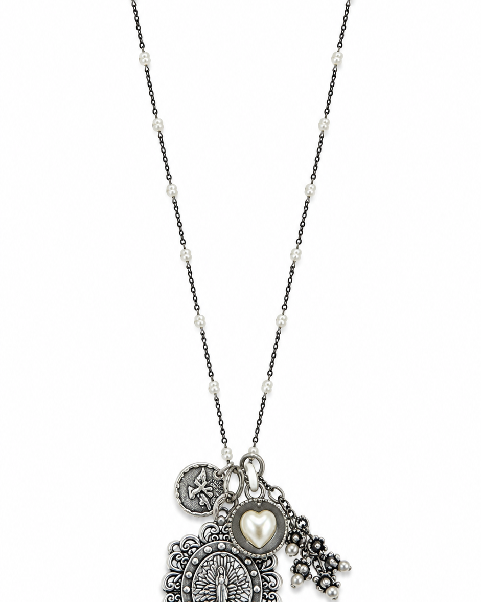 Colar prateado de corrente com pingente floral margarida, coração e charms pendentes