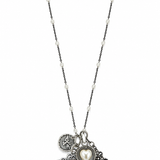 Colar prateado de corrente com pingente floral margarida, coração e charms pendentes