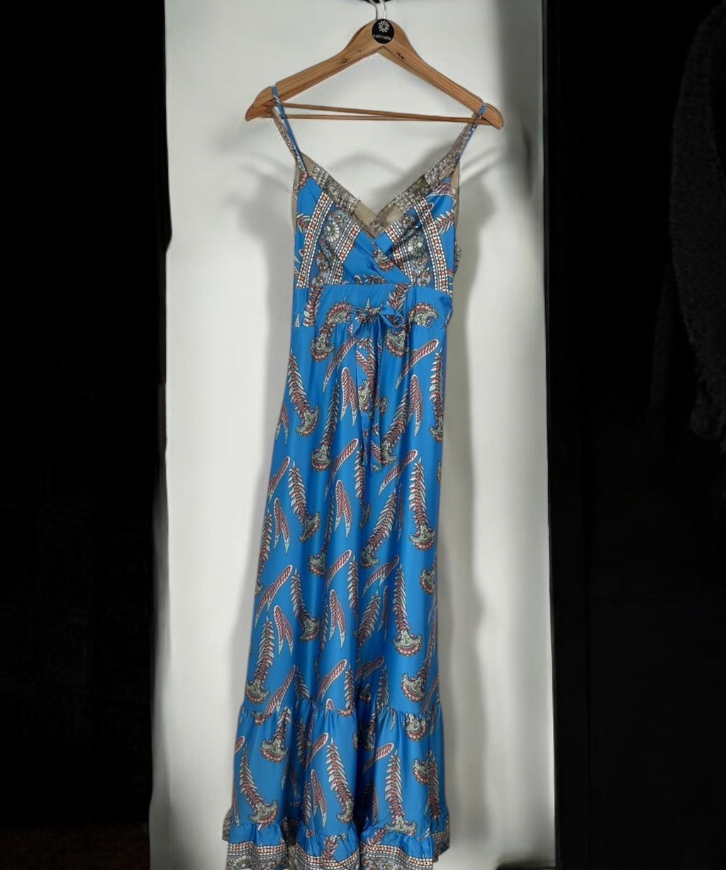 Vestido longo azul com estampa, alças finas e detalhe de amarração no decote