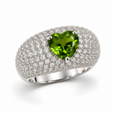 Anel Love glam prateado com pedra central verde em formato de coração e pavê de cristais