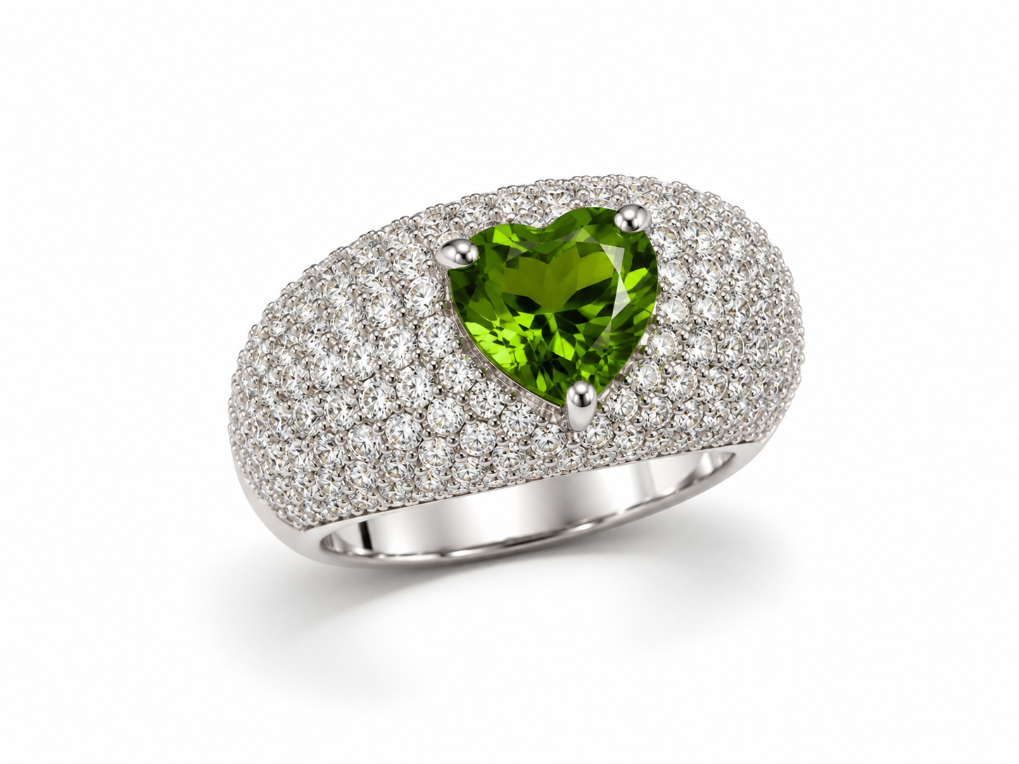 Anel Love glam prateado com pedra central verde em formato de coração e pavê de cristais