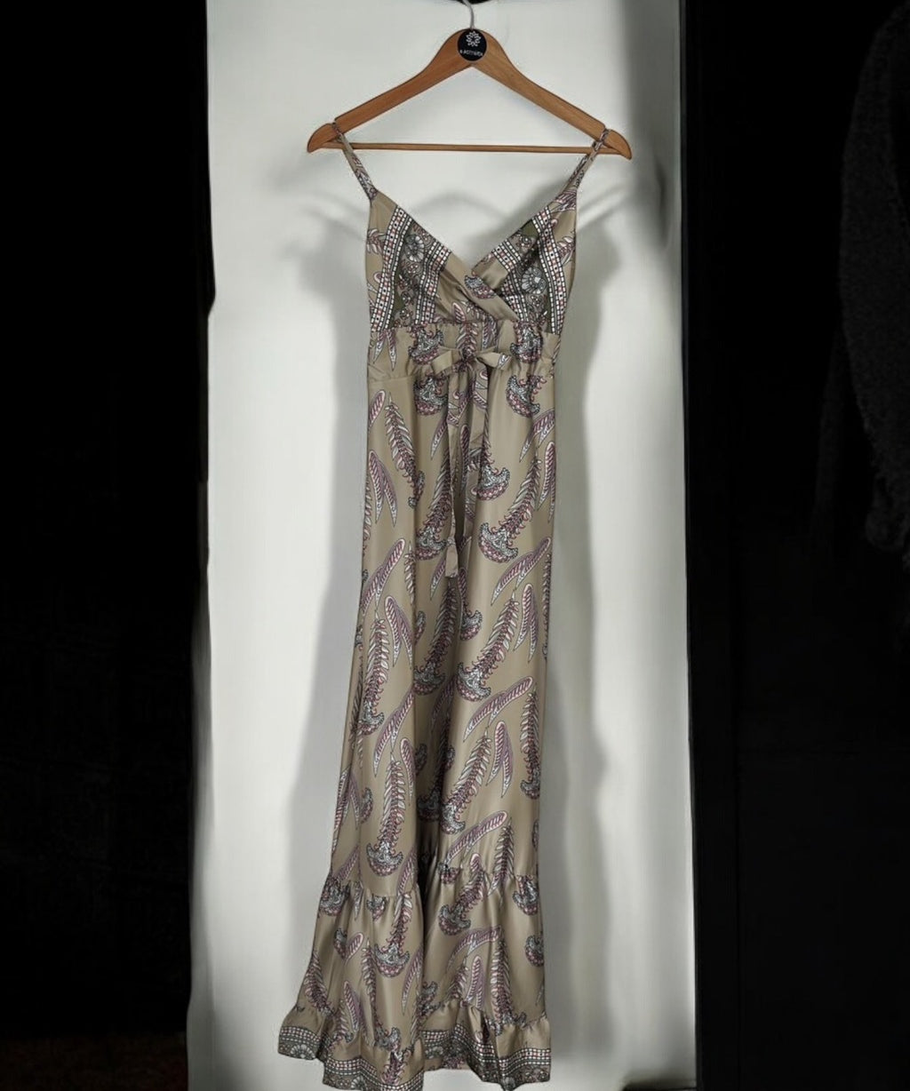 Vestido longo bege mesclado com estampa, alças finas e busto franzido no decote V