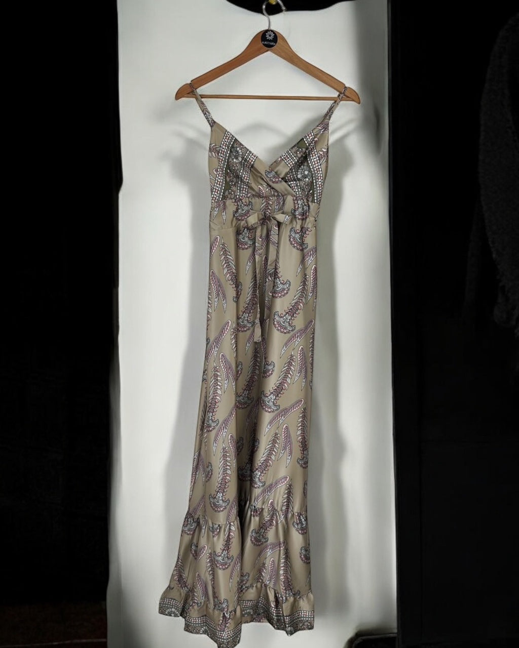 Vestido longo bege mesclado com estampa, alças finas e busto franzido no decote V