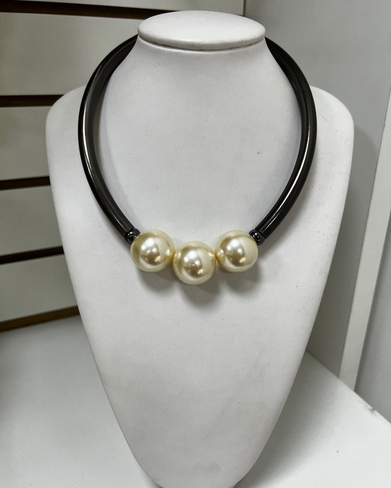 Colar sissy Onix tipo choker preto com três pérolas douradas