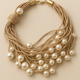 Colar de cordão bege com pérolas brancas e fecho dourado