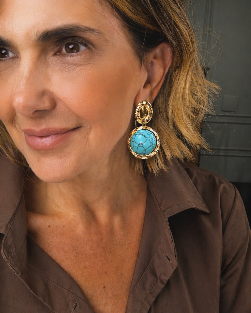 Brinco dourado com pedra turquesa azul oval e pingente de metal dourado