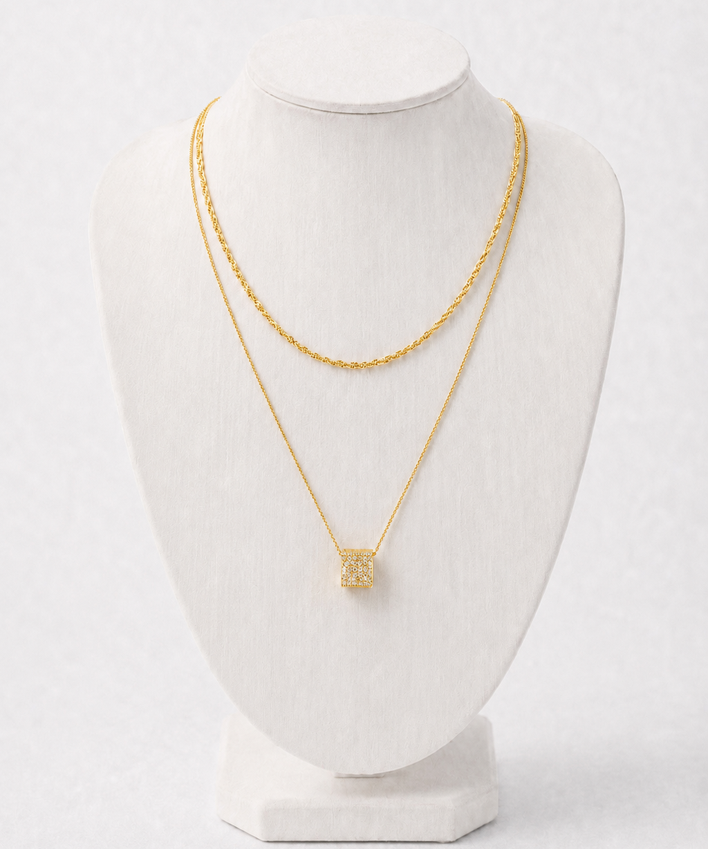 Colar duplo Amália dourado com pingente quadrado sobre duas correntes