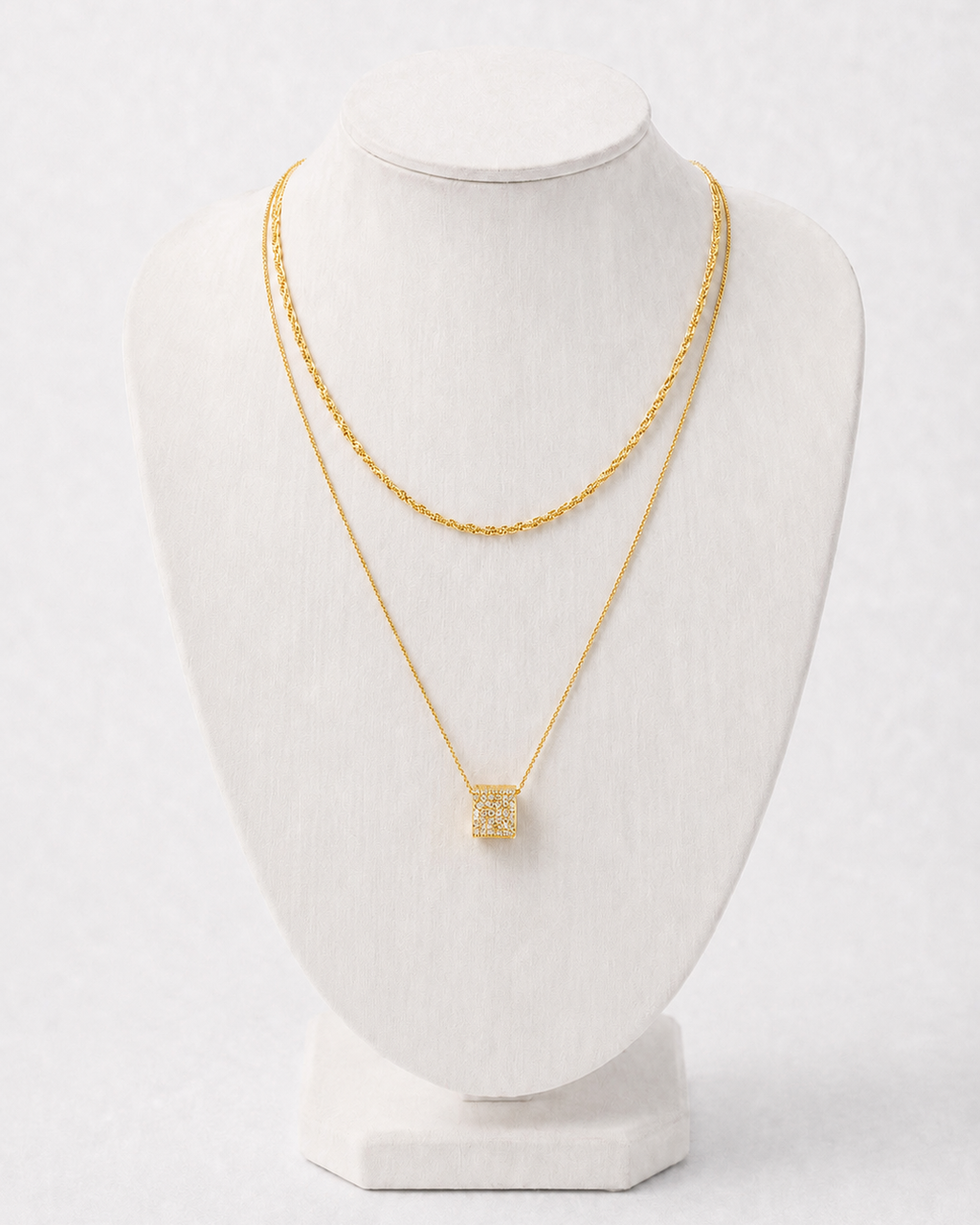 Colar duplo Amália dourado com pingente quadrado sobre duas correntes