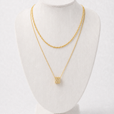 Colar duplo Amália dourado com pingente quadrado sobre duas correntes