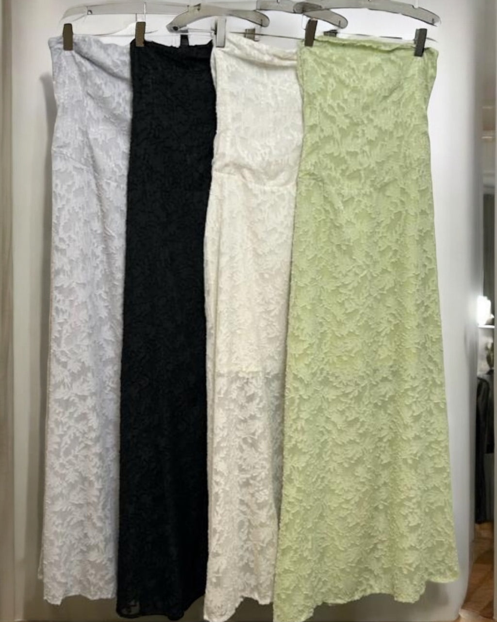 Vestido longo de renda texturizada, conjunto de cores: verde, preto, creme e cinza