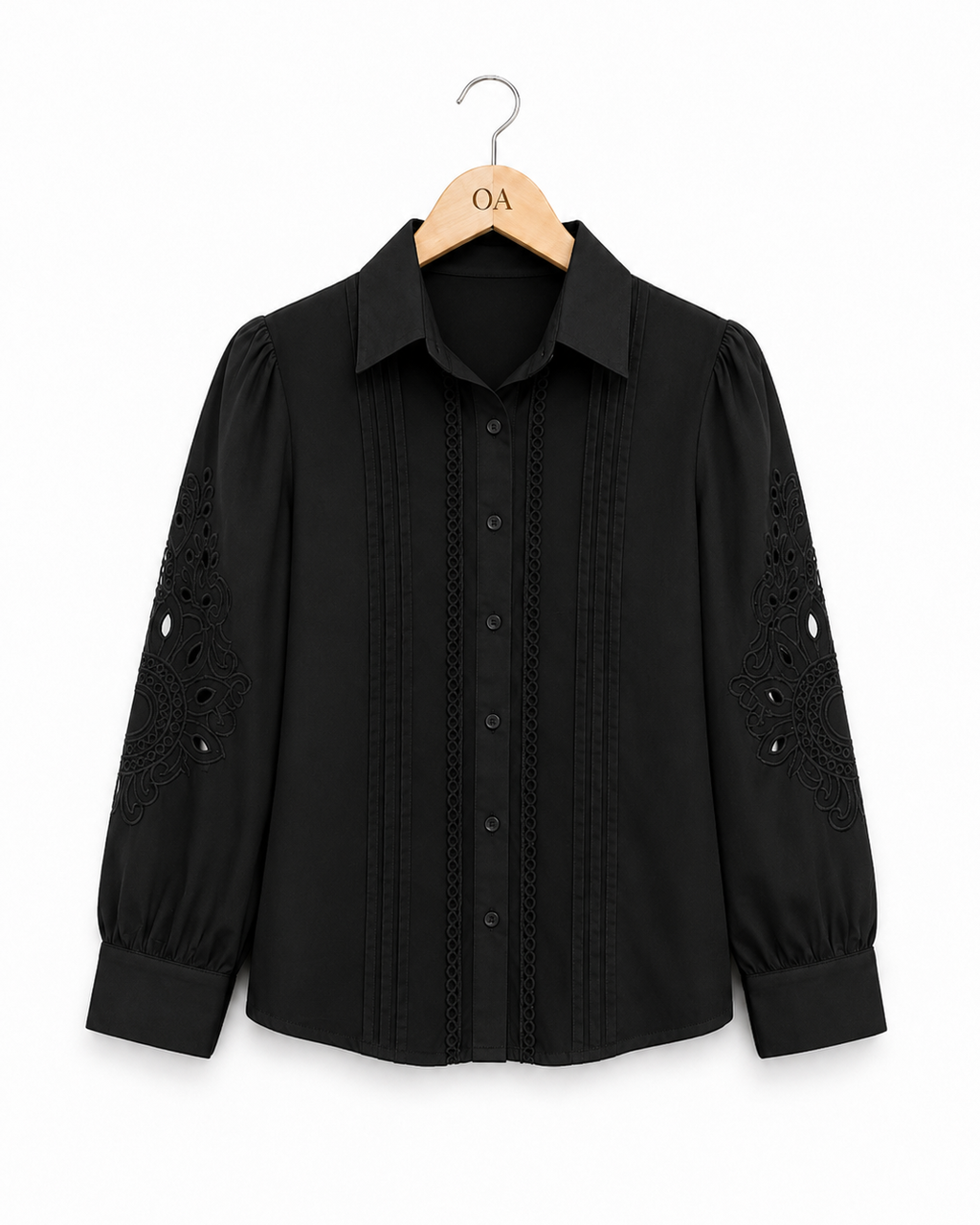 Camisa preta com botões e painéis de bordado trabalhado na frente