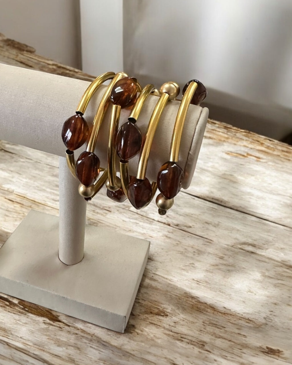 Pulseira de argolas douradas com contas marrons e esferas douradas