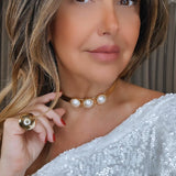 Colar Luma com pérolas brancas e detalhe circular dourado