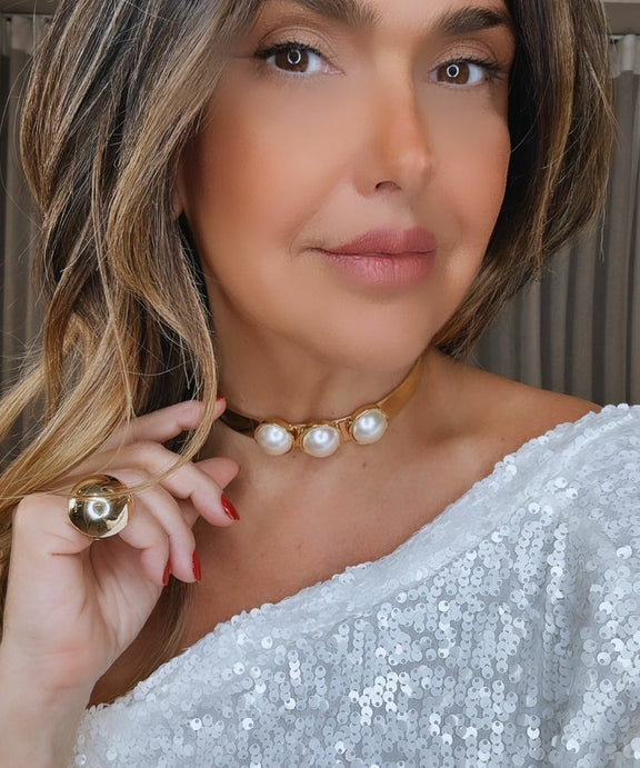 Colar Luma com pérolas brancas e detalhe circular dourado