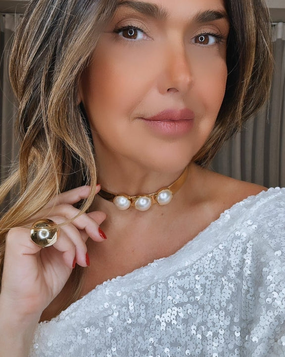 Colar Luma com pérolas brancas e detalhe circular dourado