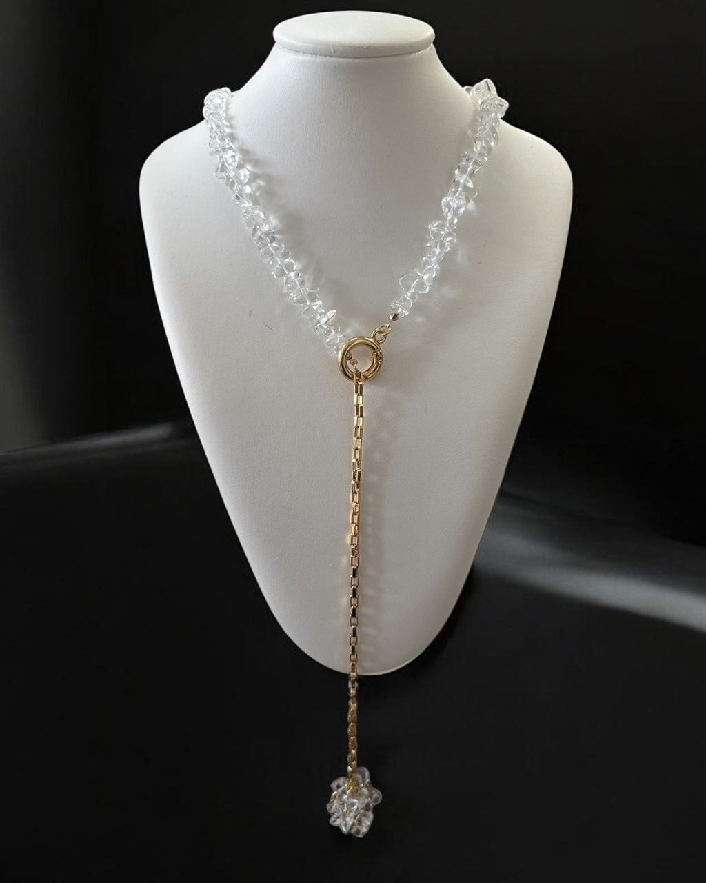 Colar com choker de pedras brancas e pingente de estrela na extremidade da corrente