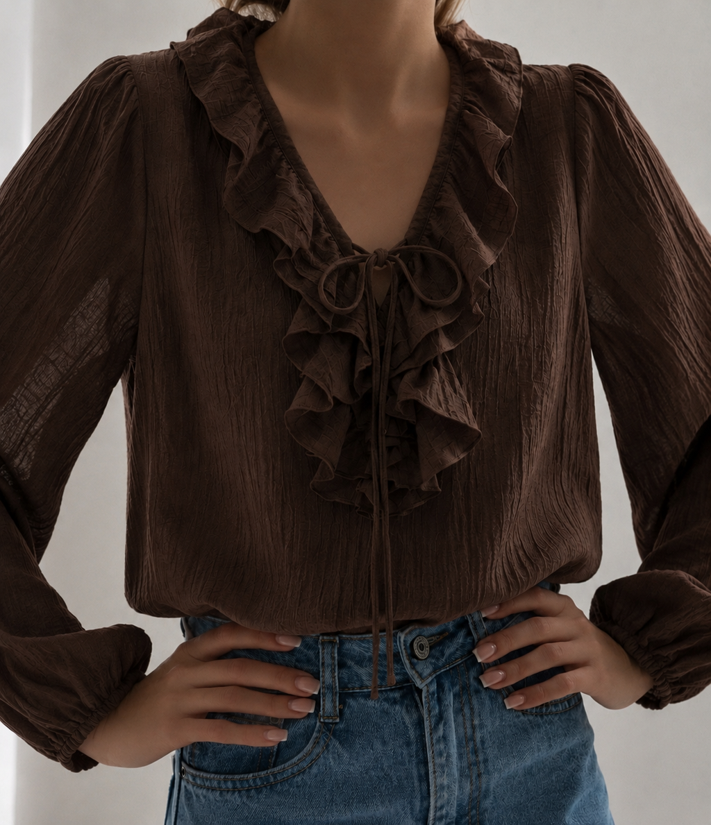 Blusa marrom com gola de babados e amarração frontal, mangas bufantes