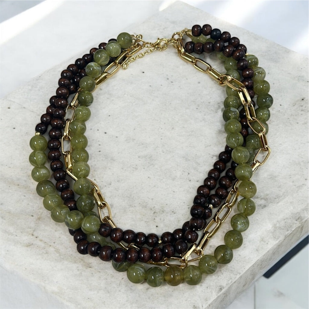Colar maxi com contas verde-oliva, marrom e preto, com elos dourados e fecho