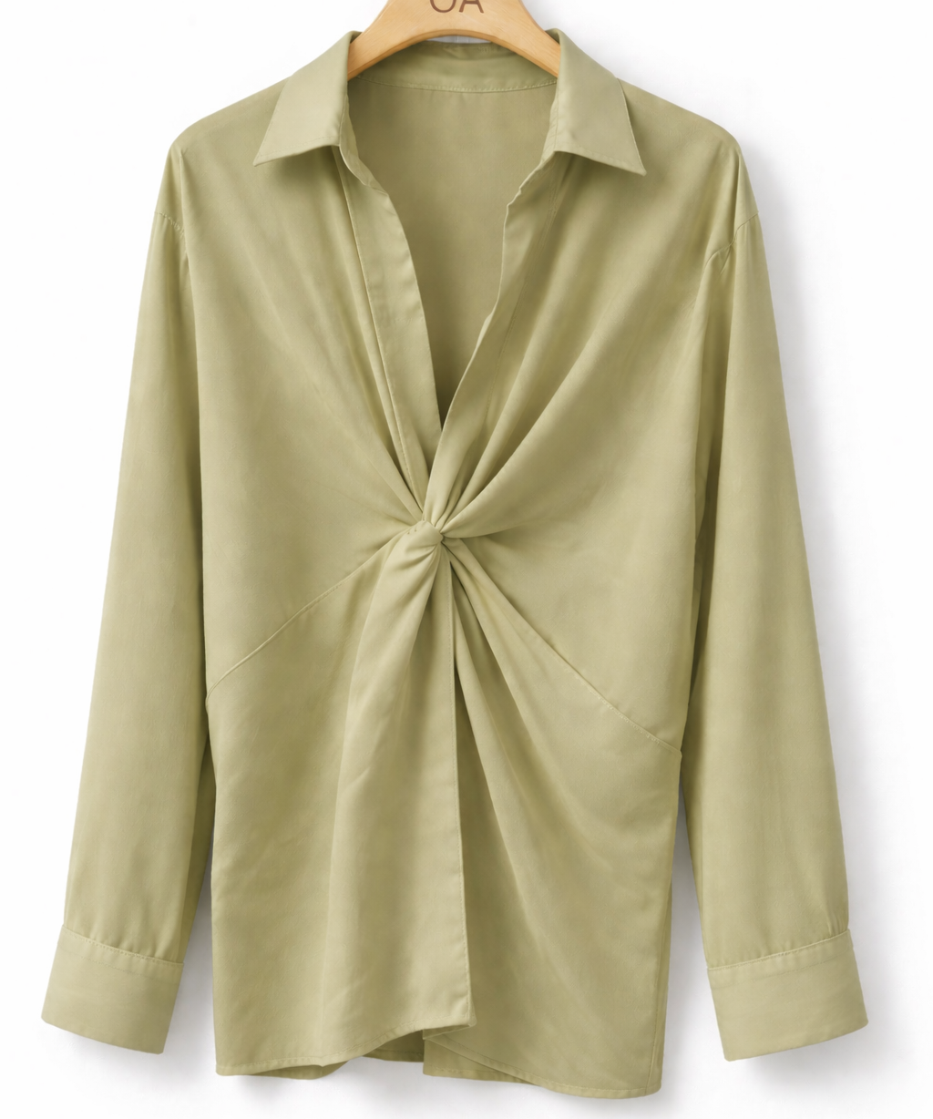 Camisa bata verde oliva clara com gola e nó frontal, manga longa
