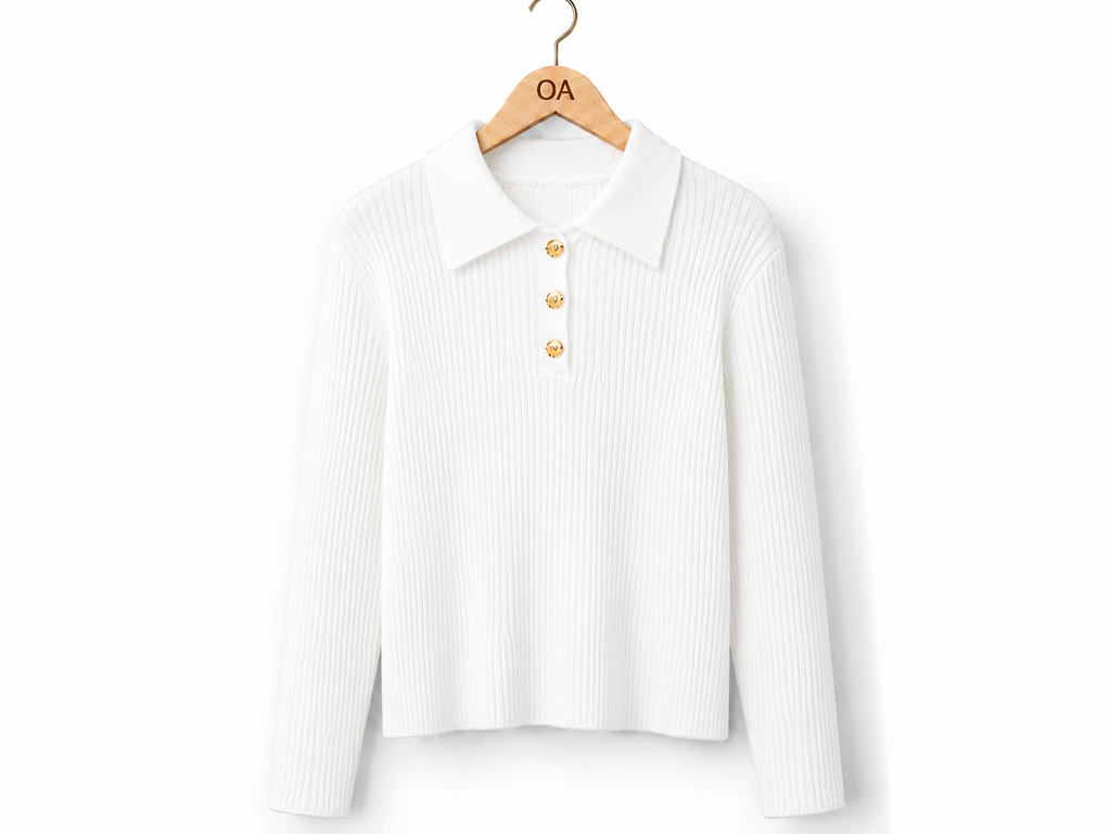 Blusa polo de tricot branca, gola alta e botões dourados, manga longa canelada
