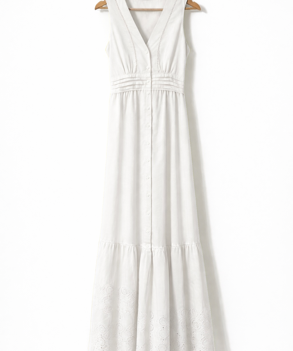 Vestido longo off-white sem mangas, decote V com botões e saia rodada com babado na barra
