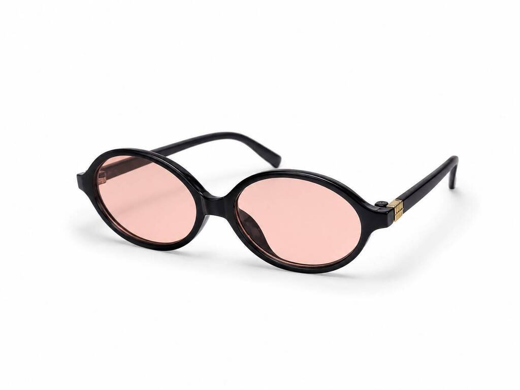 Óculos com armação preta e lentes rosadas, detalhe dourado na haste