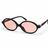 Óculos com armação preta e lentes rosadas, detalhe dourado na haste