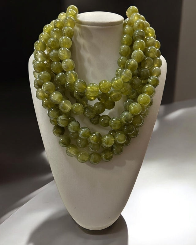 Colar maxi de contas verde-oliva, três voltas, fecho dourado