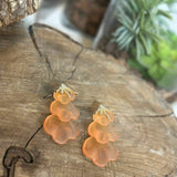 Par de brincos flor Camélia coral com ganchos dourados e camadas translúcidas