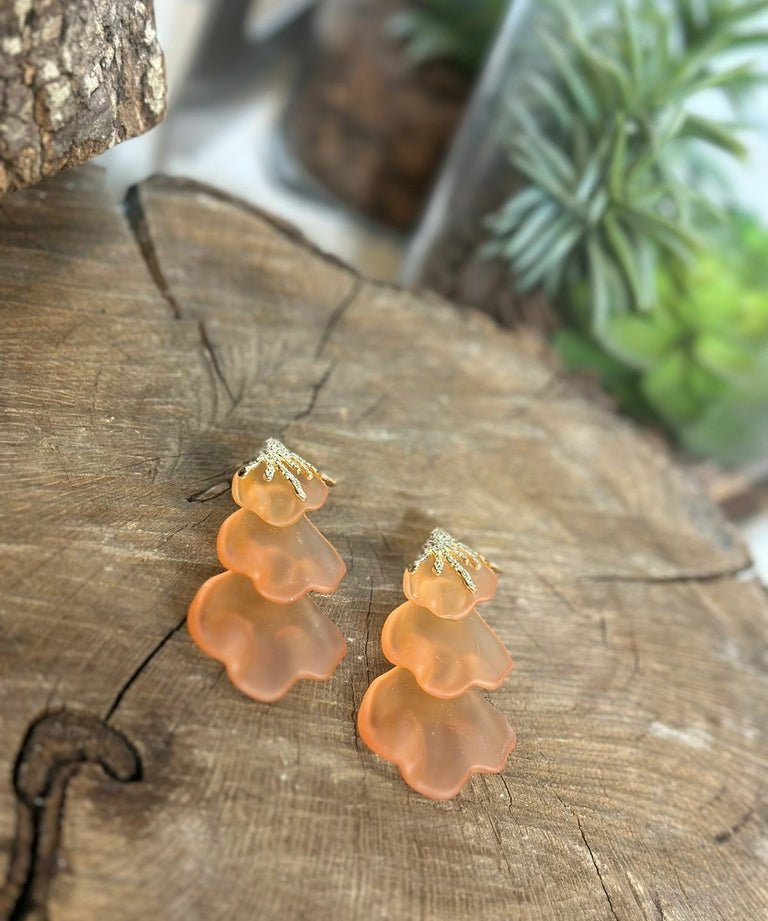 Par de brincos flor Camélia coral com ganchos dourados e camadas translúcidas