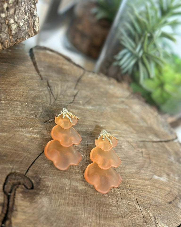 Par de brincos flor Camélia coral com ganchos dourados e camadas translúcidas