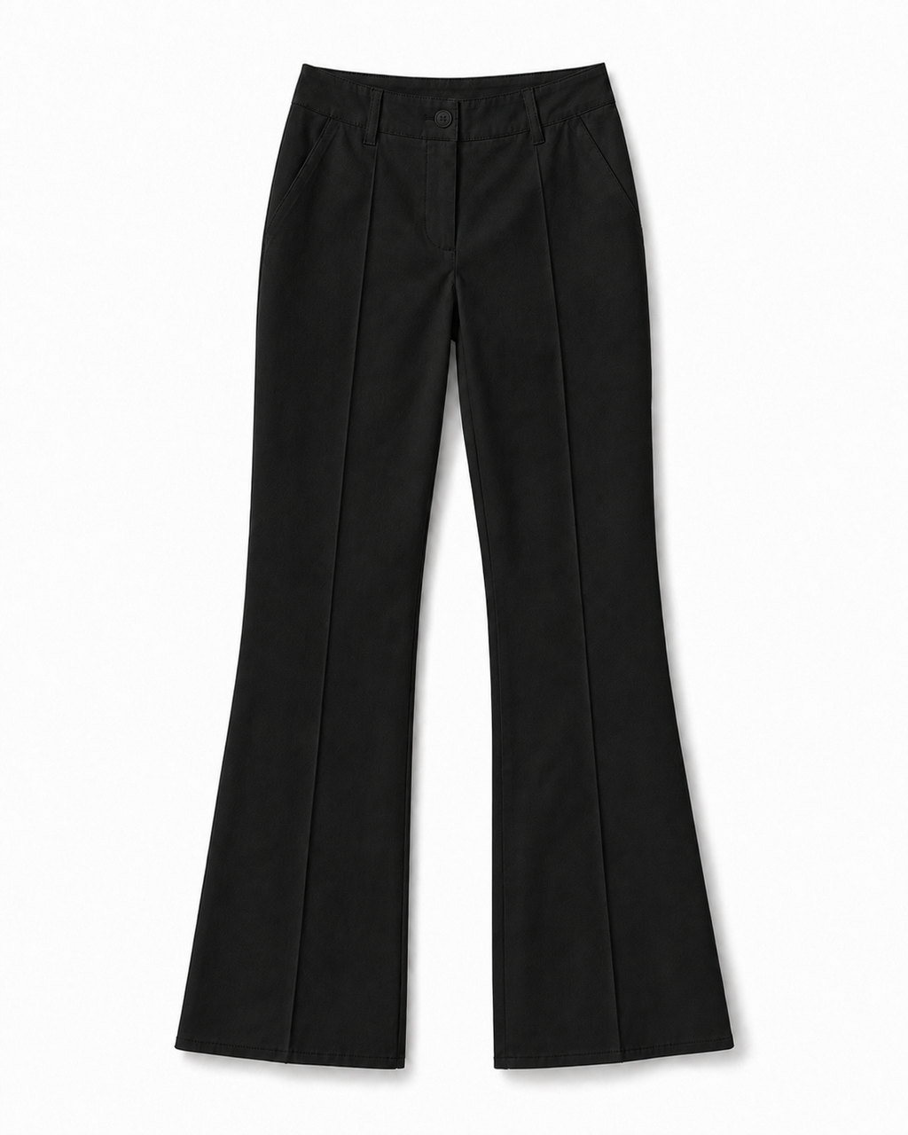 Calça flare preta com bainha aberta, cintura média e botão frontal, bolsos discretos.