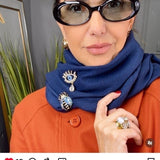 Óculos com armação preta e lentes redondas, usados no rosto