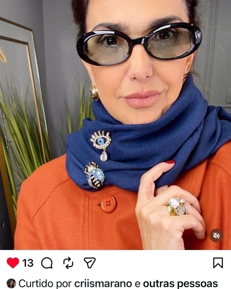 Óculos com armação preta e lentes redondas, usados no rosto