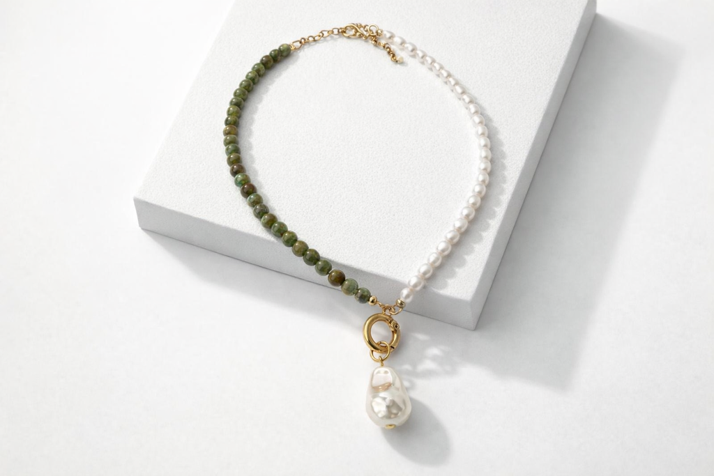 Colar Polly de contas verde e pérolas claras, com pingente dourado e gota de pérola
